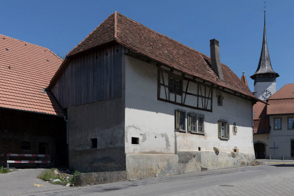 Aussenbild vom Königin-Berta-Haus. Dies ist vermutlich das älteste Gebäude im Dorfkern von Kerzers. Durch ein dendrochronologisches Gutachten konnten Bauteile aus dem Jahre 1540 festgestellt werden.