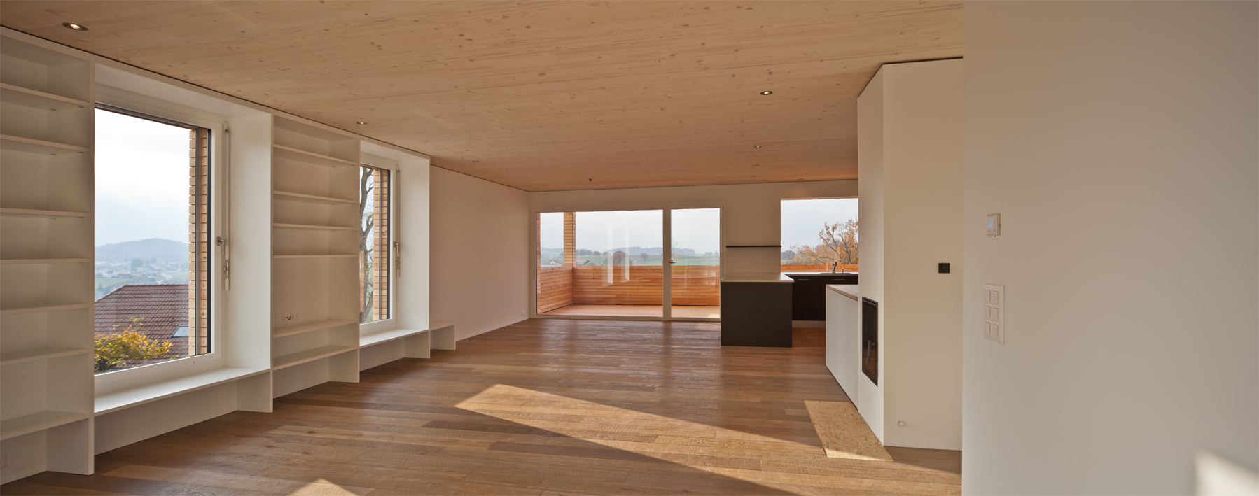 Die Küche, die Zugang zum Balkon mit Blick auf die Freiburger Landschaft bietet, ist mit einem grossen Wohnzimmer kombiniert.