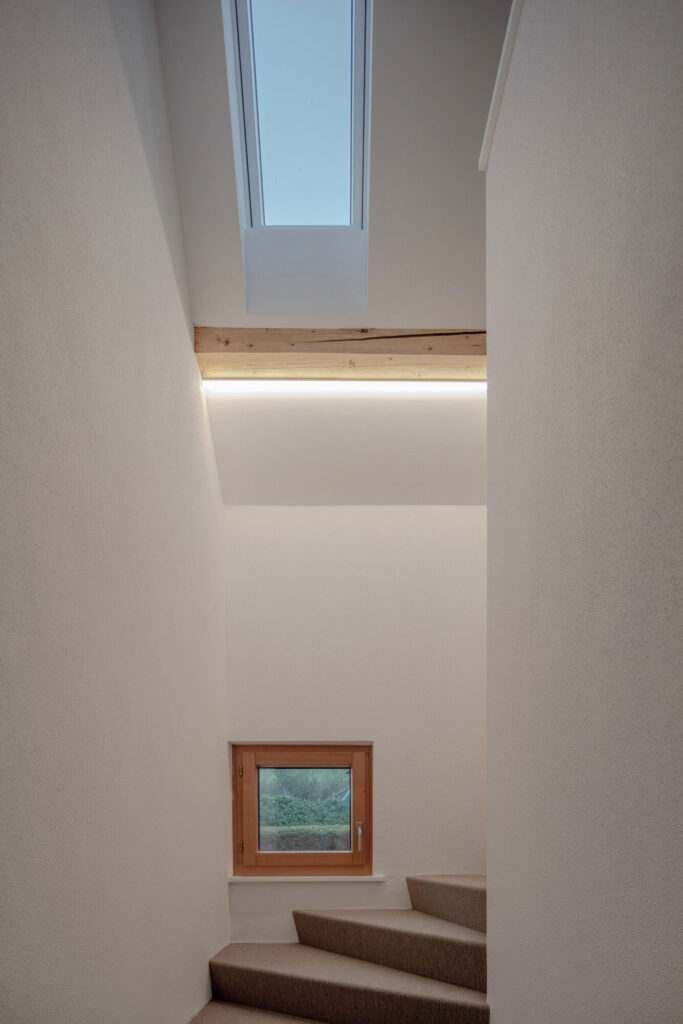 Minimalistische Architektur und modernes Design. Mit natürlichem Licht aus dem Dachfenster.